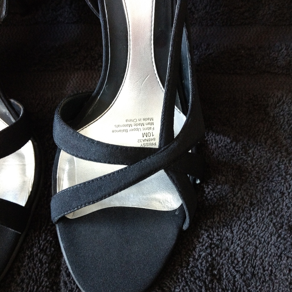 *Naturalizer Black Heels* - Picture 6 of 11